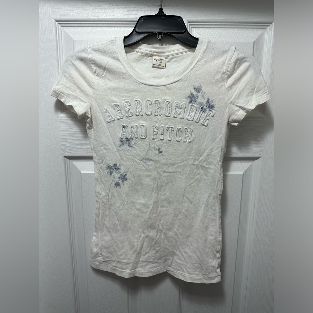 Abercrombie & Fitch Vintage Y2K White and Blue T-Shirt Raised Embroidered Logo
